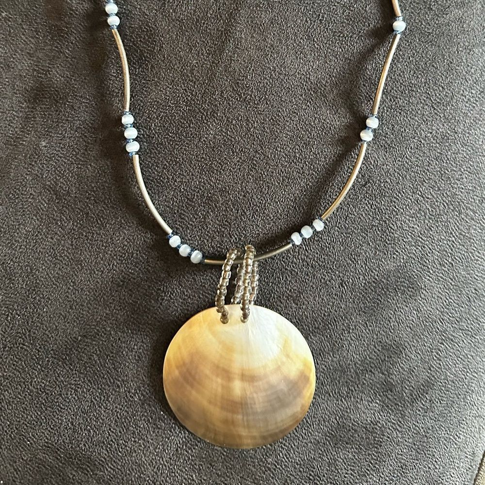 Mother of Pearl Vintage iridescent Round Natural Shell Pendant Necklace late 80’